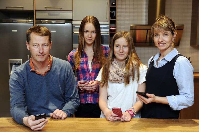 Familjen Larsson hem från USA och upplevde att Sverige var en tryggare plats för barnen. När en vän till familjen tipsade om mobilövervakningen bestämde de sig för att testa.